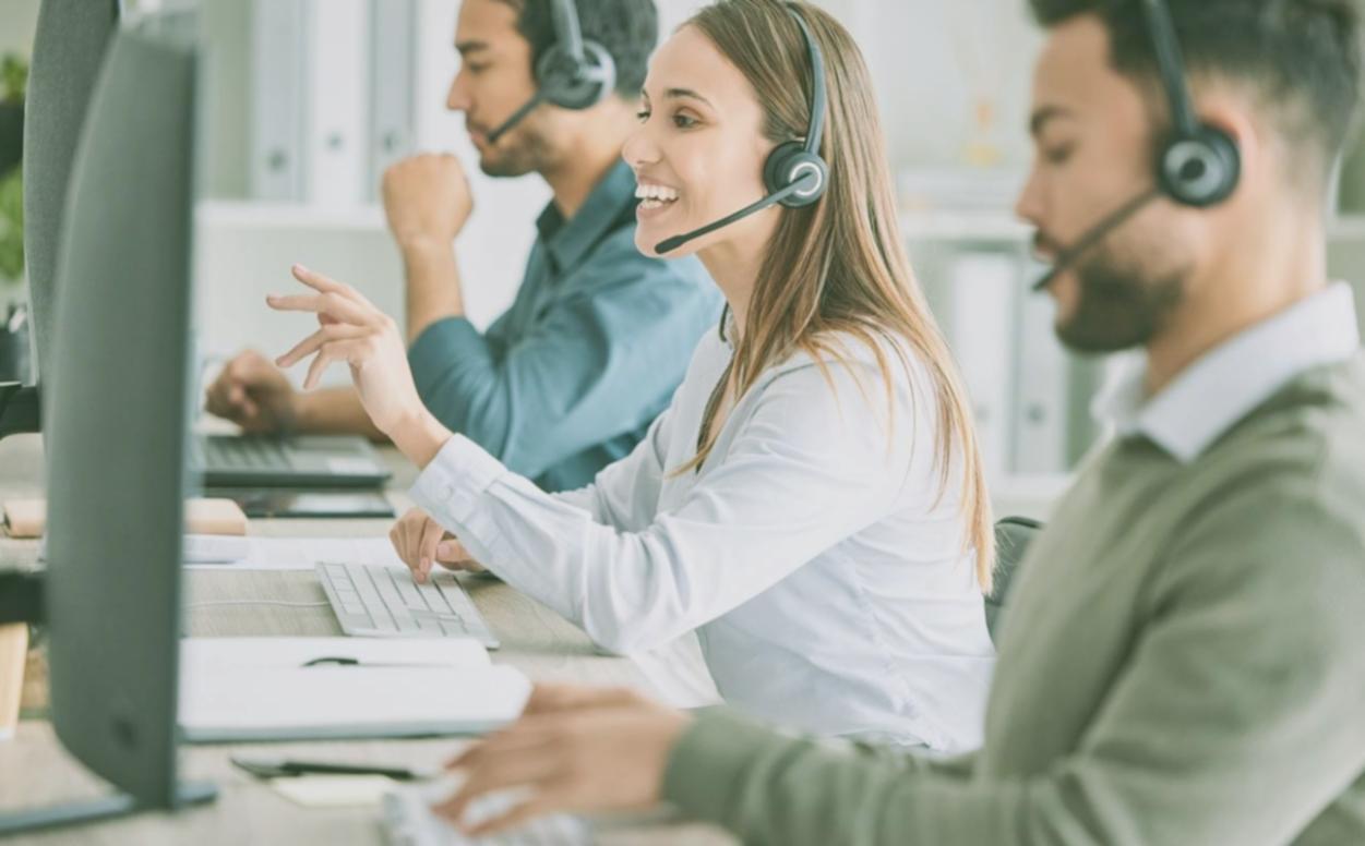 Participante conectado a un seminario en línea desde su escritorio