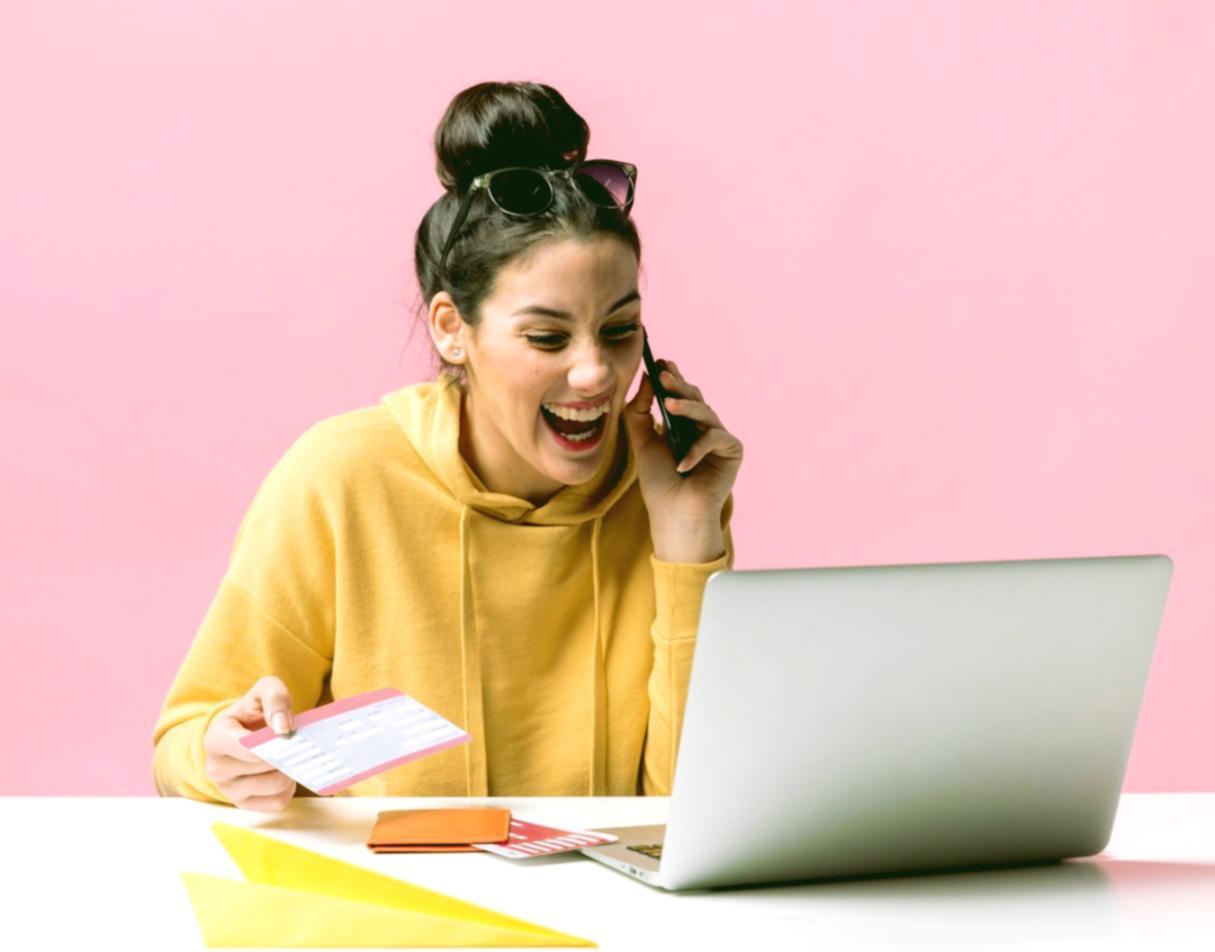 Profesional gestionando proyecto de contenido de forma autónoma